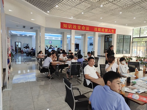 石家莊鐵路學(xué)校2021年報(bào)名現(xiàn)場(chǎng)火爆 校園環(huán)境 第2張